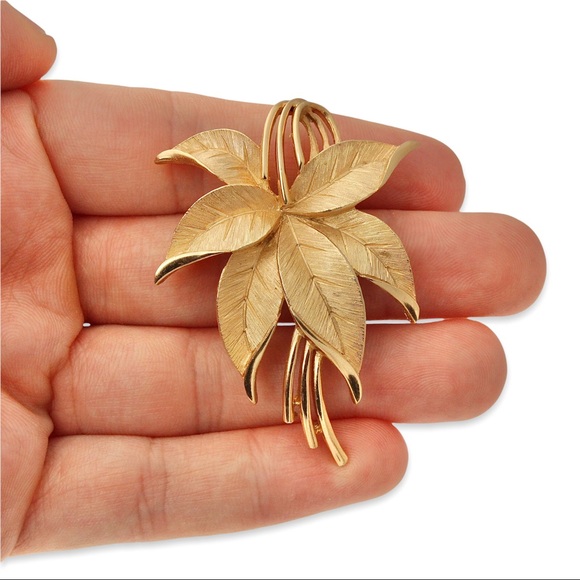 Vintage Crown Trifari Leaf Brooch Gold Tone Textured Leaves Modernist Rare 1960s - Picture 4 of 5